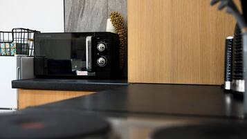 Geladeira, micro-ondas, cooktop, torradeira