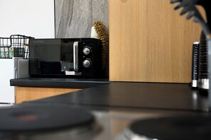 Fridge, microwave, stovetop, toaster - Quinton Top Flr, Sleeps 7, HighSt 3min, Prkg, A-Rd (Oldbury)
