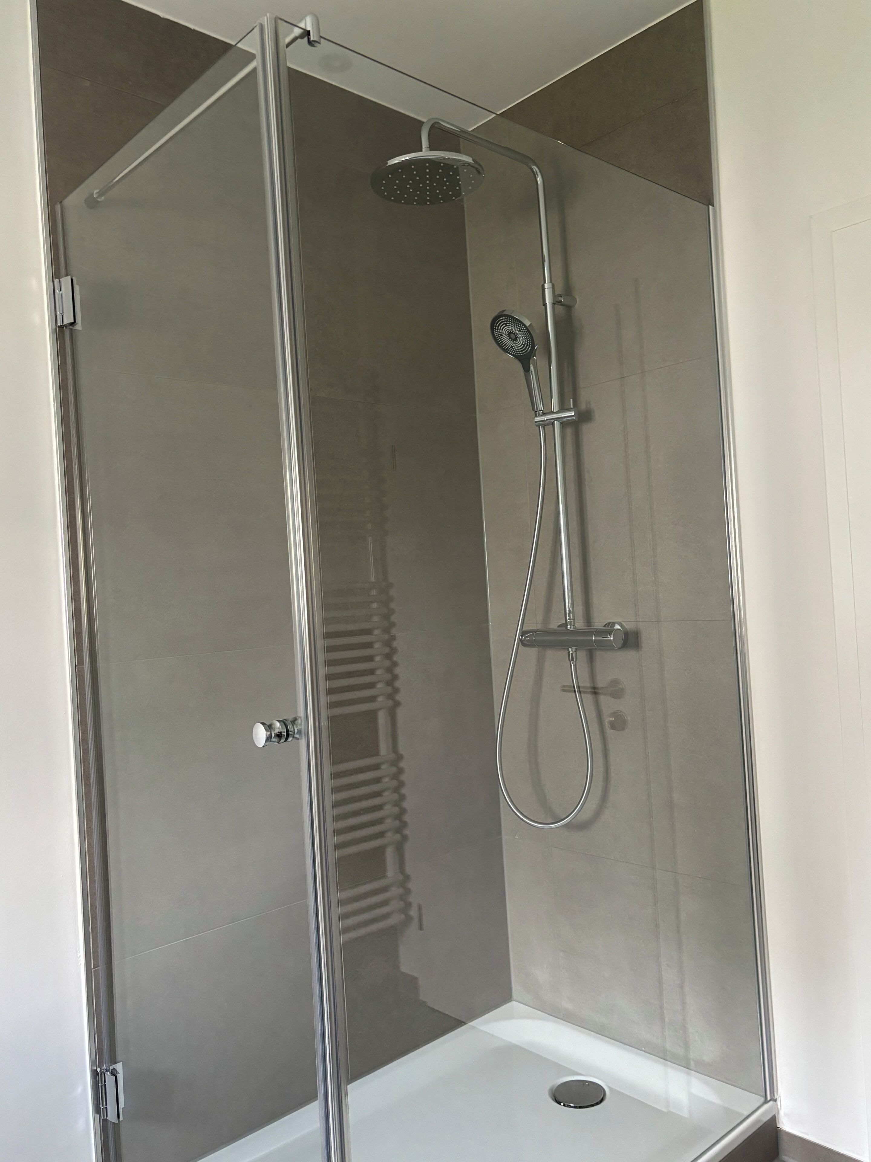 Douche, sèche-cheveux, serviettes fournies, savon