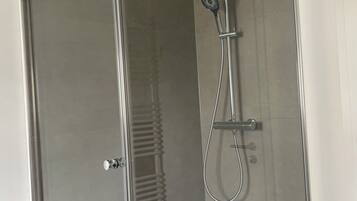 Douche, sèche-cheveux, serviettes fournies, savon