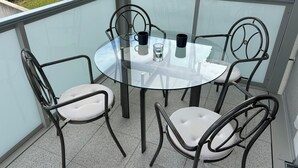 Outdoor dining - Stylish dream apartment - 2 bedrooms - balcony (Bayreuth)
