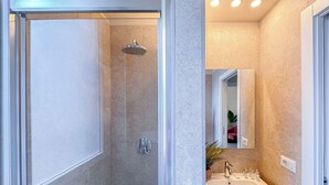 A bathroom with a shower, sink, and mirror. - Flatsharing - Gioia Coral suite - 1 bedroom (Milan)