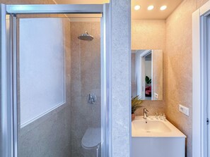 A bathroom with a shower, sink, and mirror. - Flatsharing - Gioia Coral suite - 1 bedroom (Milan)