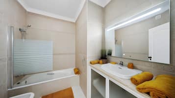 Ducha, secador de pelo, toallas