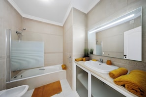 Ducha, secador de pelo, toallas