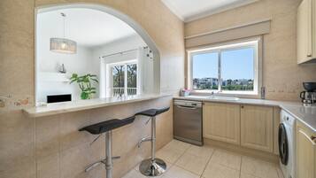 Coffee/tea maker, fridge, microwave, oven