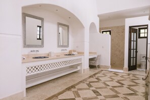 Badezimmer | Dusche, Handtücher, Seife, Toilettenpapier