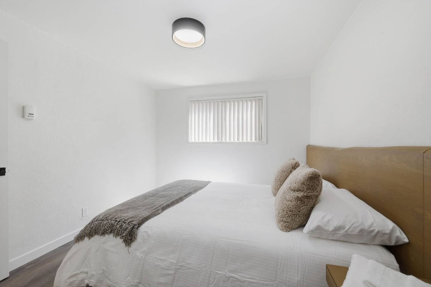 Desk, WiFi, bed sheets