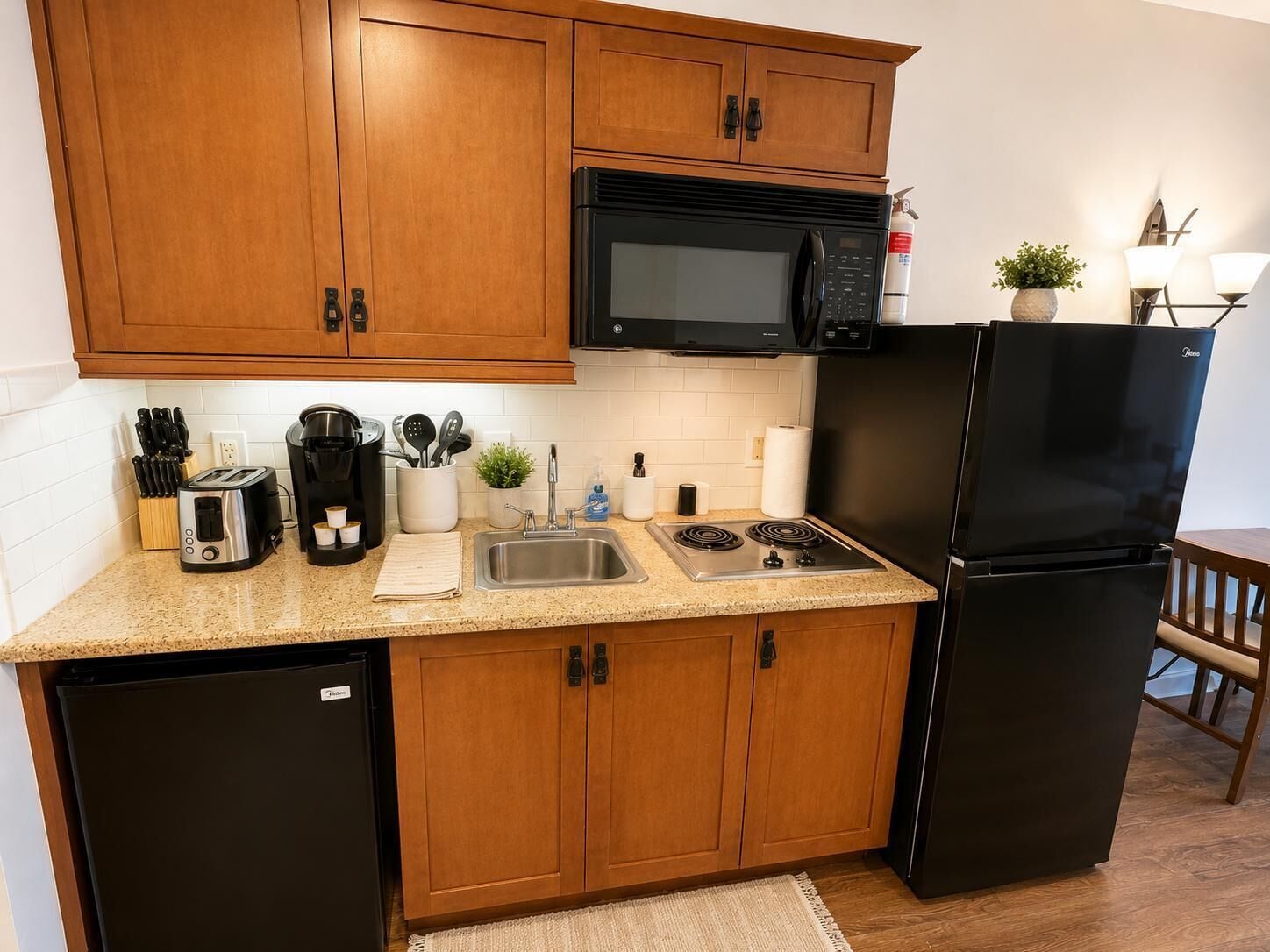 Coffee/tea maker, fridge, microwave, stovetop
