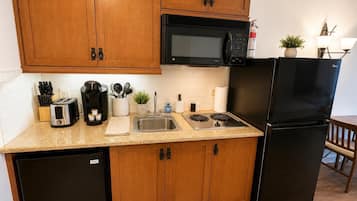 Coffee/tea maker, fridge, microwave, stovetop