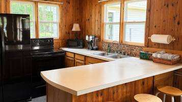 Coffee/tea maker, fridge, microwave, oven