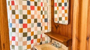 Douche, sèche-cheveux, serviettes fournies, savon