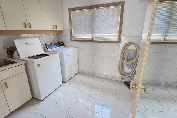 Interior - Spacious, Peaceful & Perfectly Located - 4BR,4BA (London)