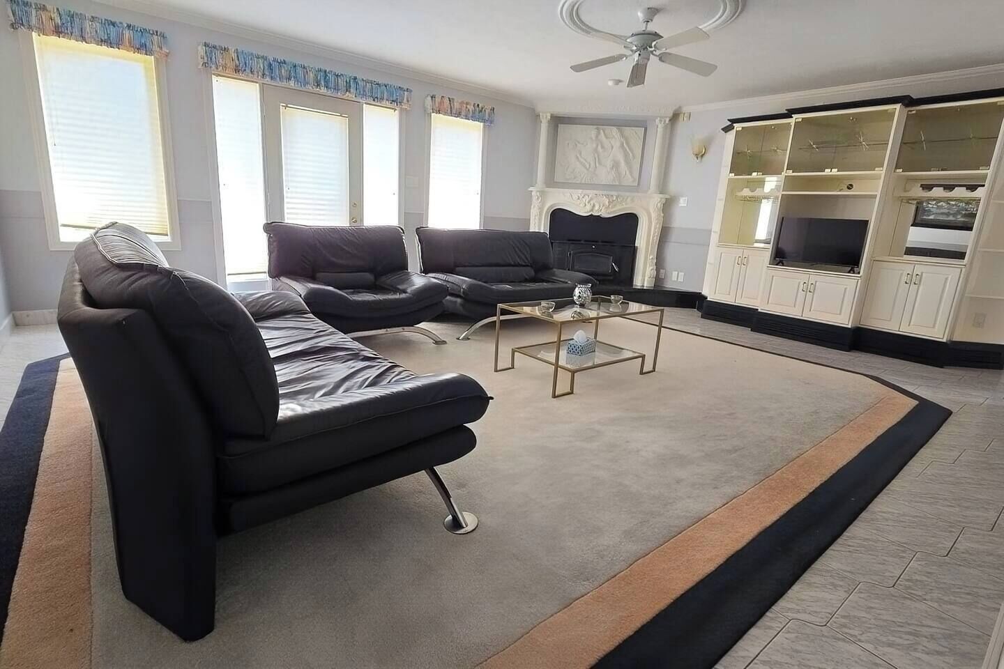 Ein Wohnzimmer mit einer Sofagarnitur, einem Couchtisch und einem Kamin.