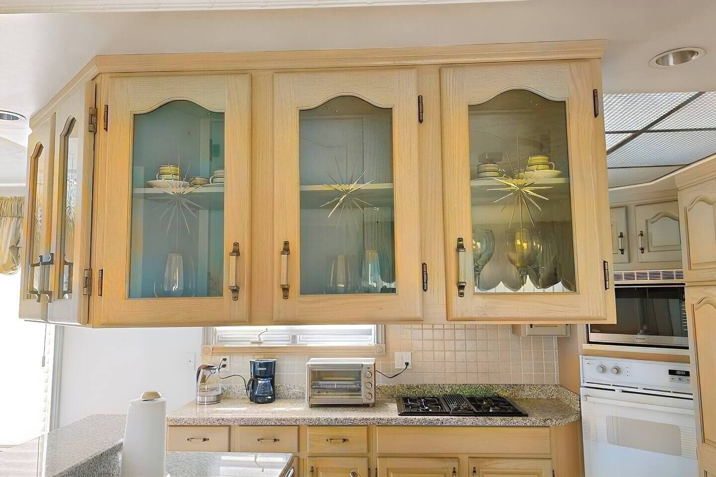 Coffee/tea maker, fridge, microwave, stovetop