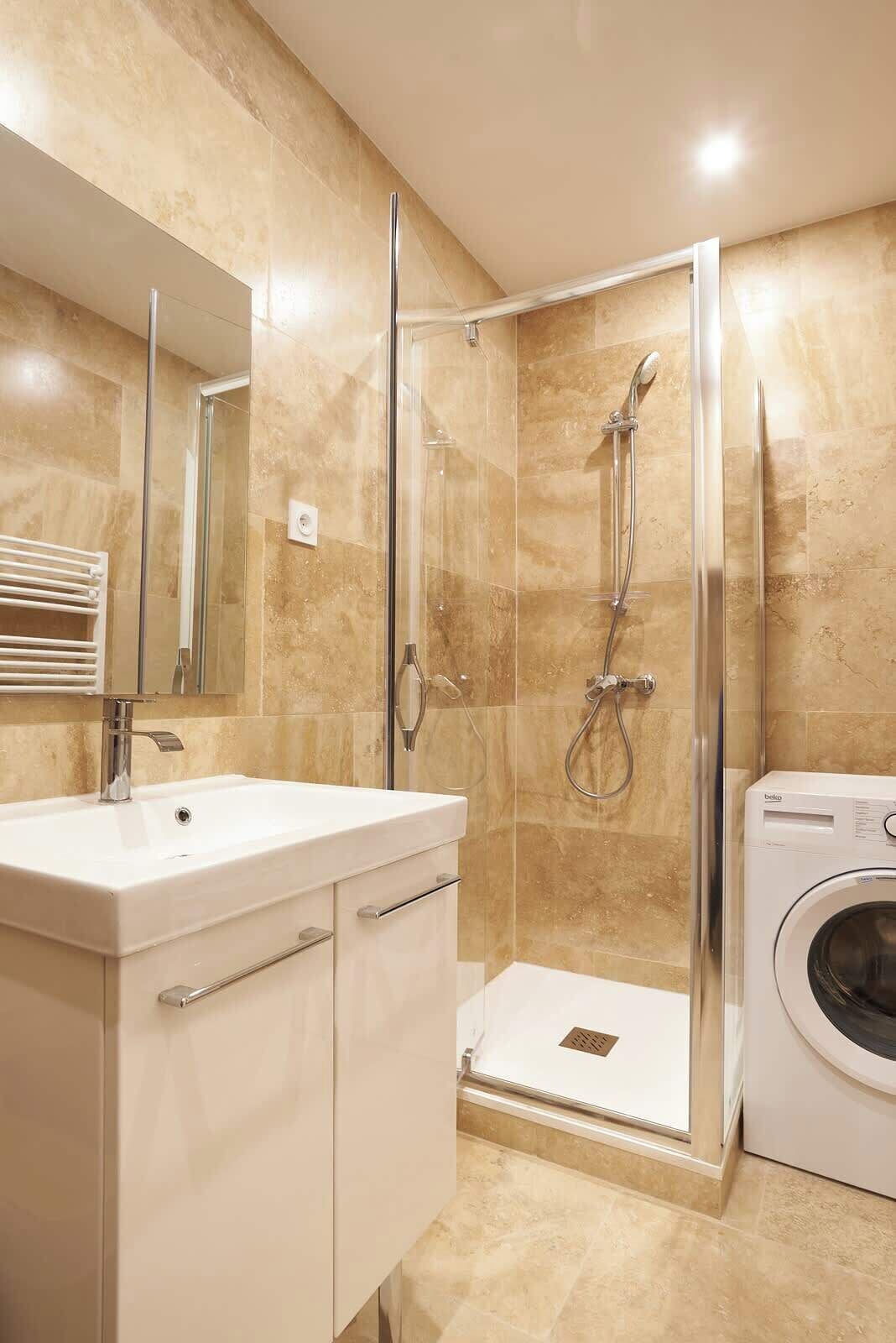 Een douche, een haardroger, shampoo