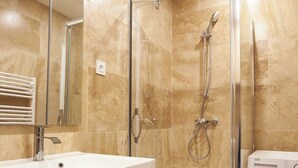 Shower, hair dryer, shampoo - Paul Riquet's Birthplace - Les Halles View - A/C (Tourcoing)