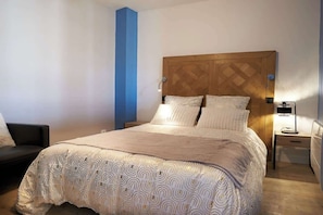 1 habitación, tabla de planchar con plancha, cuna de viaje y wifi 