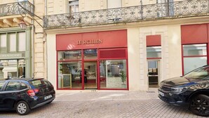 Unclassified image, 4 of 19, button - Designer 70sqm flat with les Halles view, A/C (Béziers)