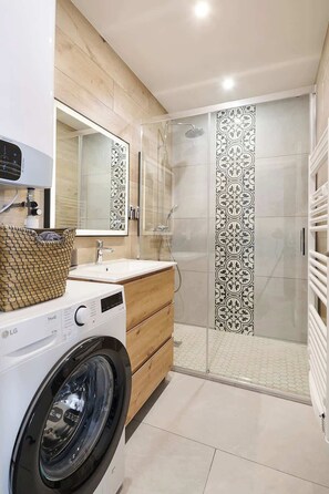 Bathroom - Designer 70sqm flat with les Halles view, A/C (Béziers)