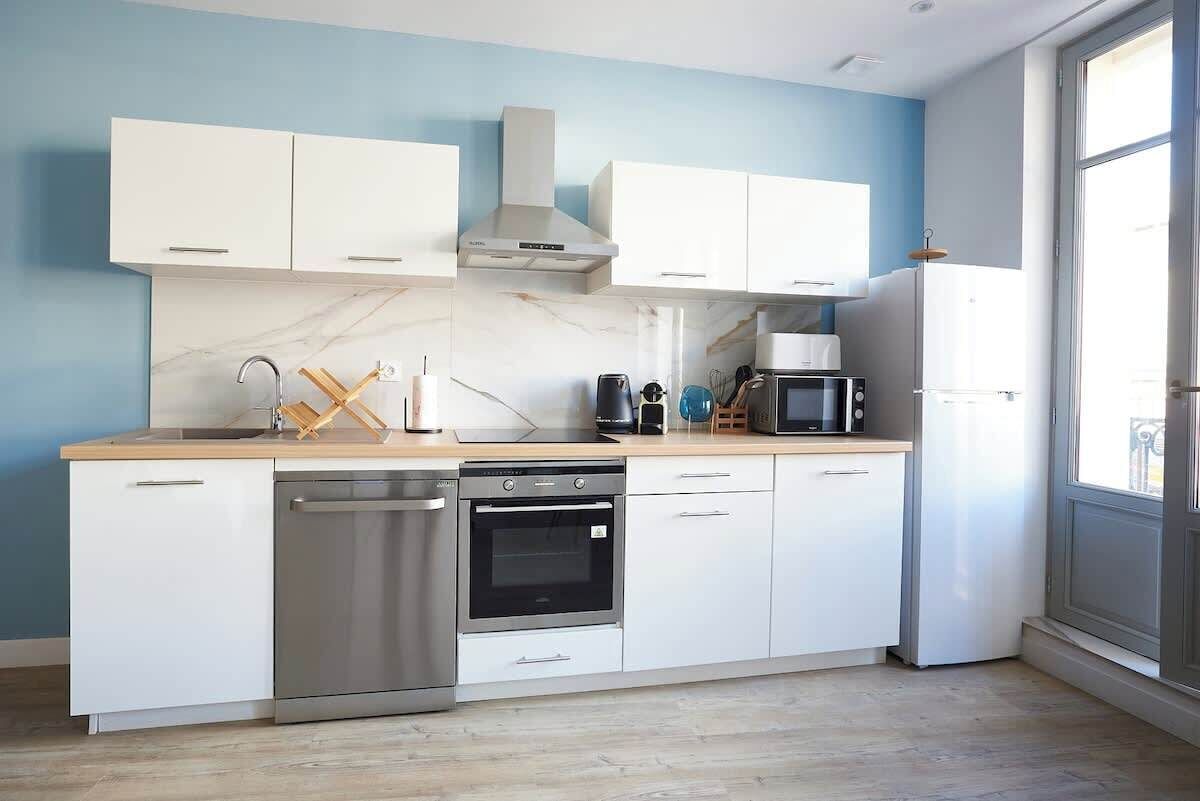 Coffee/tea maker, fridge, microwave, oven
