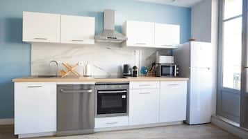 Coffee/tea maker, fridge, microwave, oven