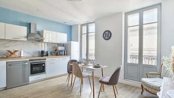 Coffee/tea maker, fridge, microwave, oven