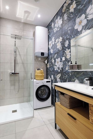 Shower, hair dryer, shampoo - Prestige Halles View Balcony and AC (Béziers)