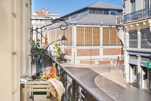 Outdoor dining - Luxury Stay with view Les Halles, balcony, A/C (Béziers)