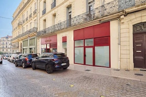 Exterior - Luxury Stay with view Les Halles, balcony, A/C (Béziers)