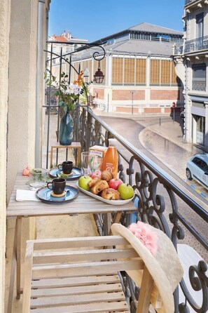 Outdoor dining - Luxury Stay with view Les Halles, balcony, A/C (Béziers)