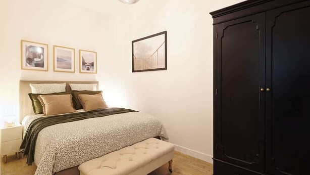 2 habitaciones, tabla de planchar con plancha, cuna de viaje y wifi