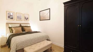 2 bedrooms, iron/ironing board, travel cot, WiFi