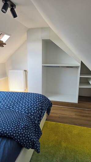 1 habitación, tabla de planchar con plancha, wifi y ropa de cama