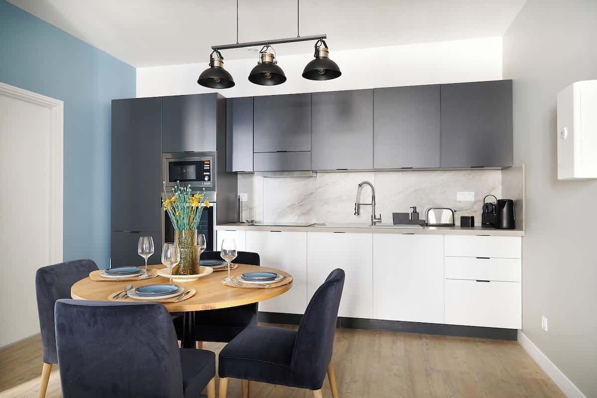 Wasserkocher mit Kaffee-/Teezubehör, Kühlschrank, Mikrowelle, Ofen