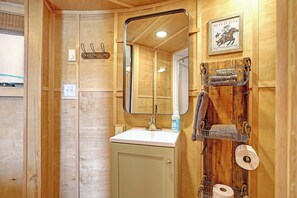 Een douche, een haardroger, handdoeken, zeep