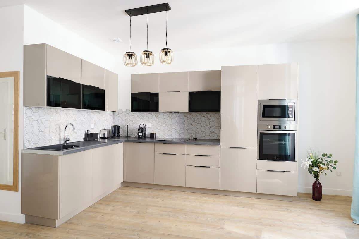 Wasserkocher mit Kaffee-/Teezubehör, Kühlschrank, Mikrowelle, Ofen