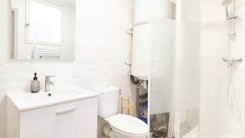 Douche, sèche-cheveux, shampoing