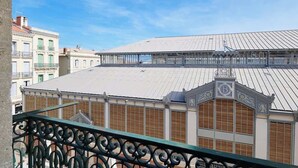 Ein Gebäude mit flachem Dach, dekorativen Metallgeländern und blauem Himmel.