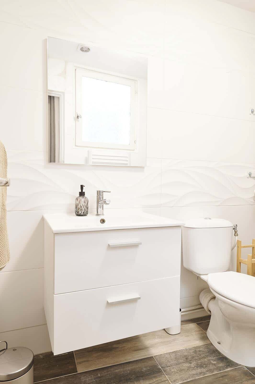 Douche, sèche-cheveux, shampoing