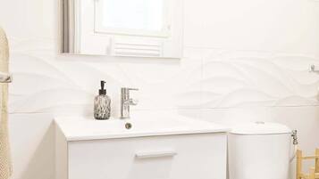 Douche, sèche-cheveux, shampoing