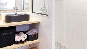 Ducha, secador de pelo, shampoo