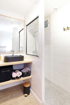 Douche, sèche-cheveux, shampoing