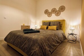 A bedroom with a large bed, a bedside table with a lamp, and a wall-mounted light fixture. - Cozy 1BR with A/C across les Halles (Tourcoing)