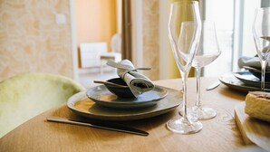 Un tavolo da pranzo con un tovagliolo piegato, un coltello e due bicchieri da vino vuoti.