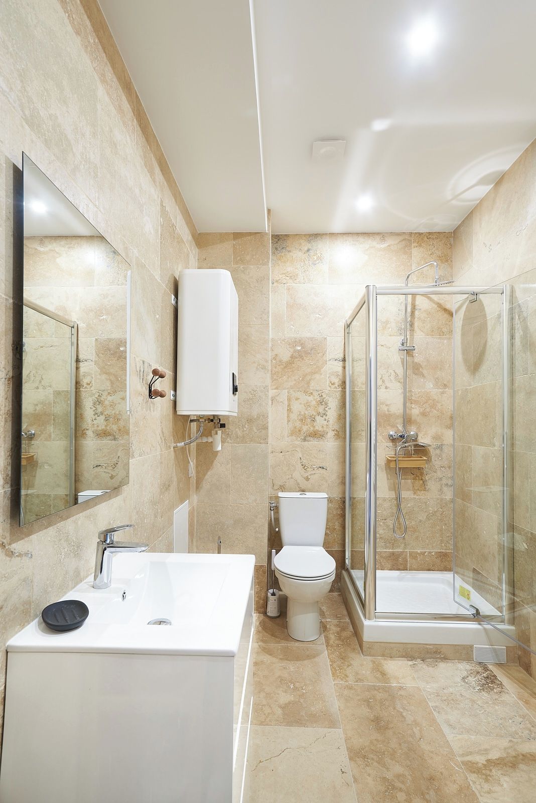 Douche, sèche-cheveux, shampoing