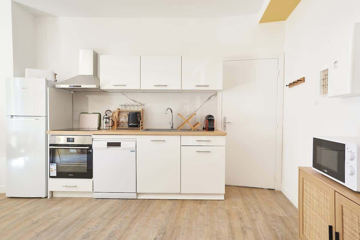 Coffee/tea maker, fridge, microwave, oven