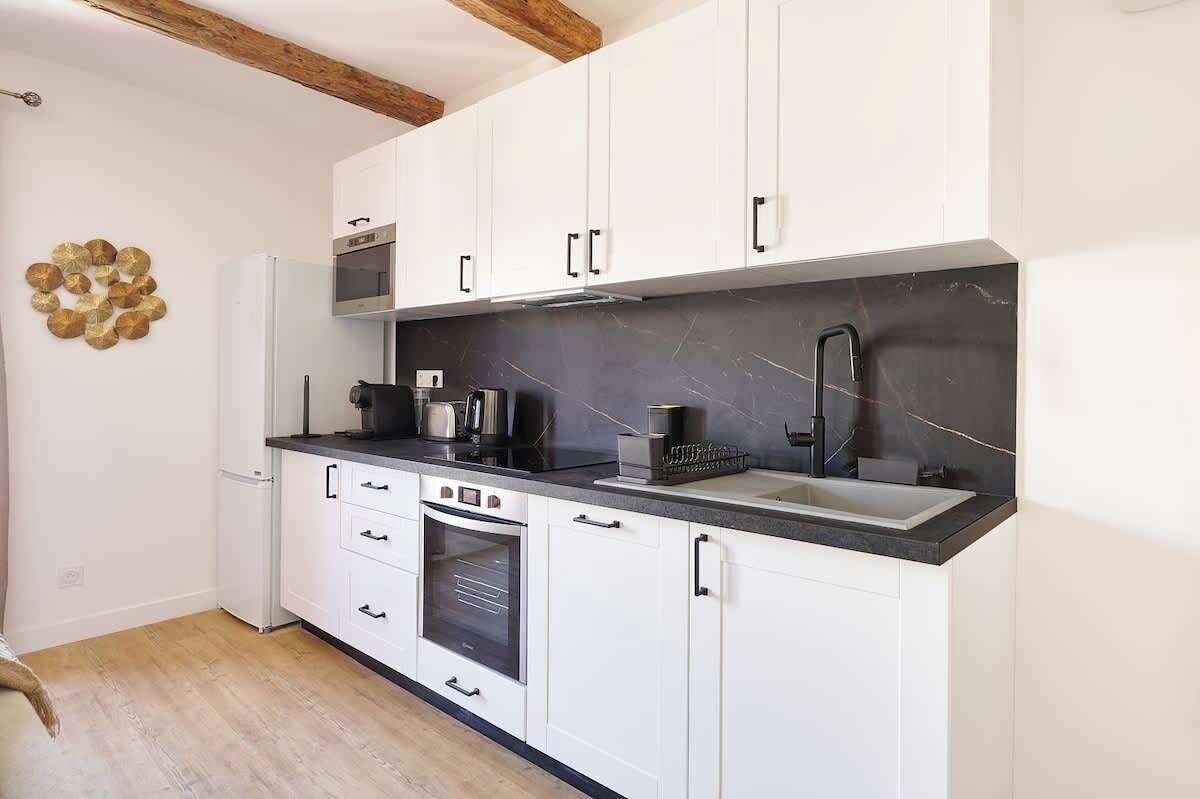 Wasserkocher mit Kaffee-/Teezubehör, Kühlschrank, Mikrowelle, Ofen