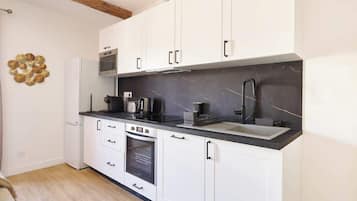 Wasserkocher mit Kaffee-/Teezubehör, Kühlschrank, Mikrowelle, Ofen