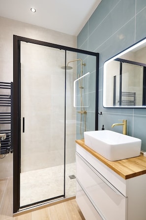 Een douche, een haardroger, shampoo